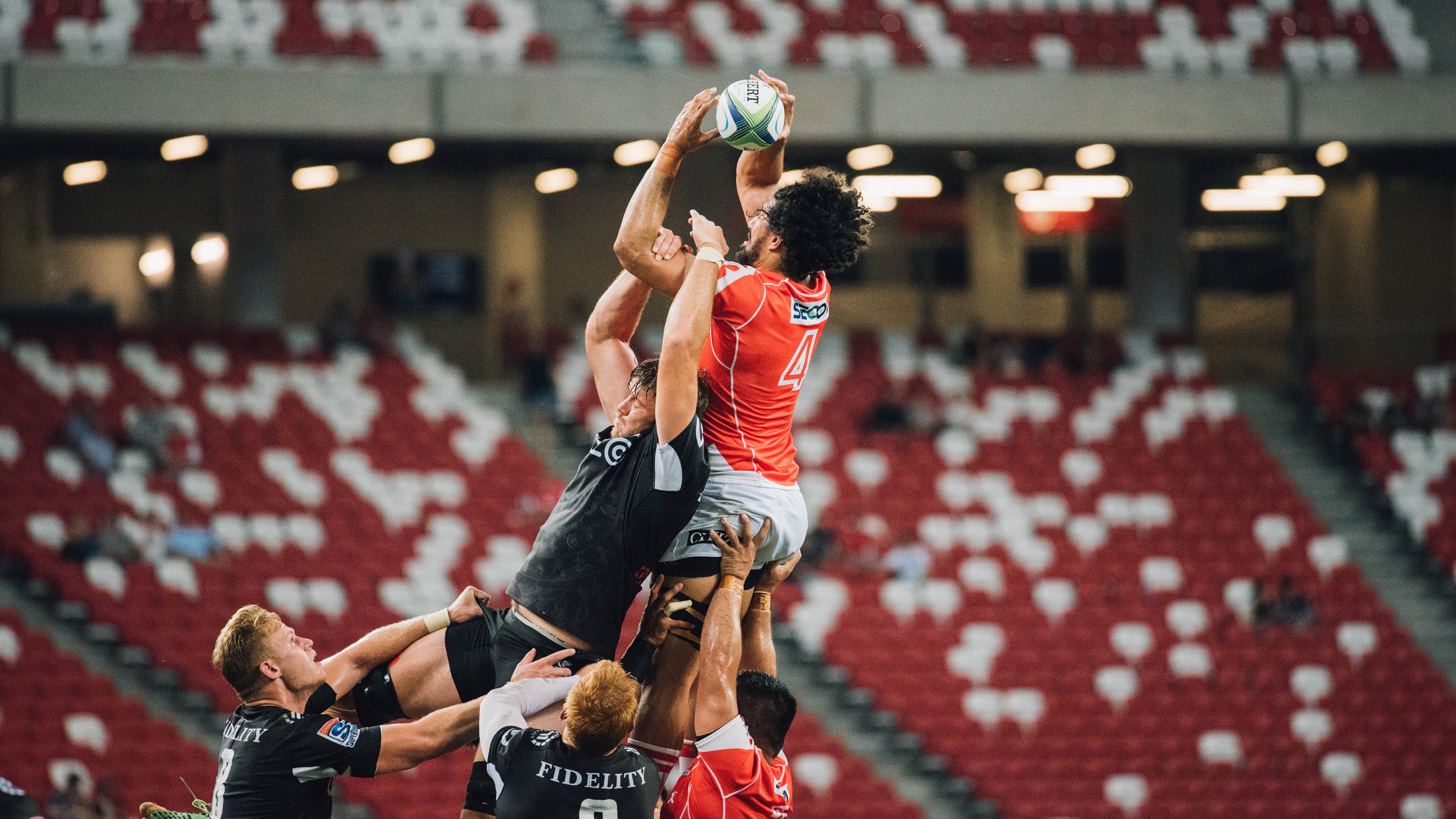 在季后赛对阵开拓者的比赛中，蒂伊多次用“铁壁”封堵对手关键上篮，成为球队“后防屏障”！